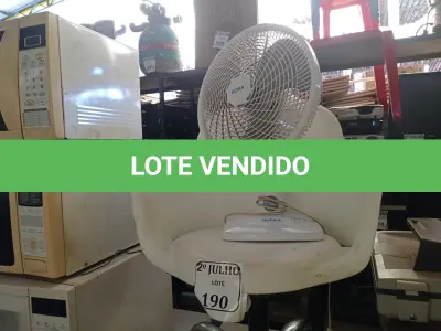 LOTE 190 - 01 CADEIRA COM BASE GIRATÓRIA E 01 VENTILADOR (NO ESTADO) ATENÇÃO! FAZER A VISITAÇÃO ANTES DE ARREMATAR, NÃO SABEMOS SE FUNCIONA. LEILÃO NÃO TEM GARANTIA E NEM DEVOLUÇÃO, SUJEITO A POSSÍVEIS AVARIAS VISÍVEIS/OCULTAS E/OU AUSÊNCIA DE COMPONENTES.