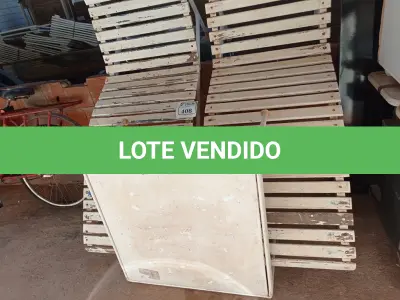 LOTE 408 - 02 ESPREGUIÇADEIRAS EM MADEIRA E 01 MESA DE CENTRO EM ALUMÍNIO (NO ESTADO) ATENÇÃO! FAZER A VISITAÇÃO ANTES DE ARREMATAR, NÃO SABEMOS SE FUNCIONA. LEILÃO NÃO TEM GARANTIA E NEM DEVOLUÇÃO, SUJEITO A POSSÍVEIS AVARIAS VISÍVEIS/OCULTAS E/OU AUSÊNCIA DE COMPONENTES.