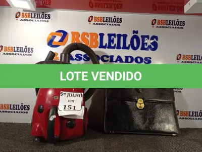 LOTE 151 - 01 ASPIRADOR DE PÓ ELETROLUX E MALETA DE COURO (NO ESTADO) ATENÇÃO! FAZER A VISITAÇÃO ANTES DE ARREMATAR, NÃO SABEMOS SE FUNCIONA. LEILÃO NÃO TEM GARANTIA E NEM DEVOLUÇÃO, SUJEITO A POSSÍVEIS AVARIAS VISÍVEIS/OCULTAS E/OU AUSÊNCIA DE COMPONENTES.