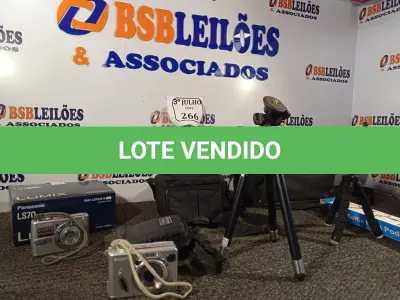 LOTE 266 - 02 CAMERAS FOTOGRAFICAS, 02 TRIPÉS E 01 BOLSA PARA FILMADORA ATENÇÃO! FAZER A VISITAÇÃO ANTES DE ARREMATAR, NÃO SABEMOS SE FUNCIONA. LEILÃO NÃO TEM GARANTIA E NEM DEVOLUÇÃO, SUJEITO A POSSÍVEIS AVARIAS VISÍVEIS/OCULTAS E/OU AUSÊNCIA DE COMPONENTES.