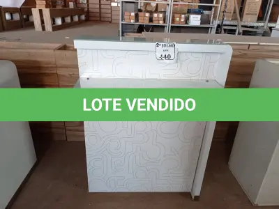 LOTE 440 - 01 BALCÃO CAIXA EM MADEIRA (NO ESTADO) ATENÇÃO! FAZER A VISITAÇÃO ANTES DE ARREMATAR, NÃO SABEMOS SE FUNCIONA. LEILÃO NÃO TEM GARANTIA E NEM DEVOLUÇÃO, SUJEITO A POSSÍVEIS AVARIAS VISÍVEIS/OCULTAS E/OU AUSÊNCIA DE COMPONENTES.