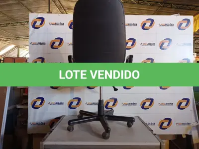 LOTE 309 - 01 CADEIRA COM ESPALDAR ALTO NA COR AZUL COM BASE GIRATORIA. (NO ESTADO) ATENÇÃO! FAZER A VISITAÇÃO ANTES DE ARREMATAR, NÃO SABEMOS SE FUNCIONA. LEILÃO NÃO TEM GARANTIA E NEM DEVOLUÇÃO, SUJEITO A POSSÍVEIS AVARIAS VISÍVEIS/OCULTAS E/OU AUSÊNCIA DE COMPONENTES.