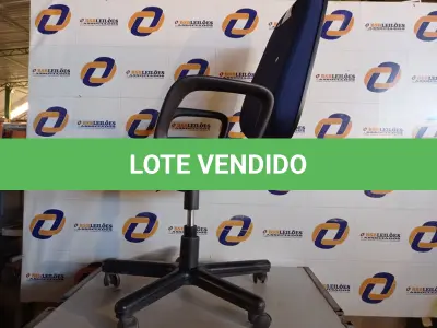 LOTE 308 - 01 CADEIRA COM ESPALDAR ALTO NA COR AZUL COM BASE GIRATORIA. (NO ESTADO) ATENÇÃO! FAZER A VISITAÇÃO ANTES DE ARREMATAR, NÃO SABEMOS SE FUNCIONA. LEILÃO NÃO TEM GARANTIA E NEM DEVOLUÇÃO, SUJEITO A POSSÍVEIS AVARIAS VISÍVEIS/OCULTAS E/OU AUSÊNCIA DE COMPONENTES.