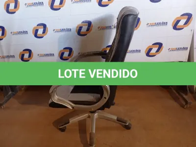 LOTE 294 - 01 CADEIRA PARA ESCRITÓRIO COM BASE GIRATÓRIA. (NO ESTADO) ATENÇÃO! FAZER A VISITAÇÃO ANTES DE ARREMATAR, NÃO SABEMOS SE FUNCIONA. LEILÃO NÃO TEM GARANTIA E NEM DEVOLUÇÃO, SUJEITO A POSSÍVEIS AVARIAS VISÍVEIS/OCULTAS E/OU AUSÊNCIA DE COMPONENTES.