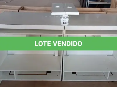 LOTE 439 - 01 BALCÃO EM 02 PARTES EM MADEIRA (NO ESTADO) ATENÇÃO! FAZER A VISITAÇÃO ANTES DE ARREMATAR, NÃO SABEMOS SE FUNCIONA. LEILÃO NÃO TEM GARANTIA E NEM DEVOLUÇÃO, SUJEITO A POSSÍVEIS AVARIAS VISÍVEIS/OCULTAS E/OU AUSÊNCIA DE COMPONENTES.