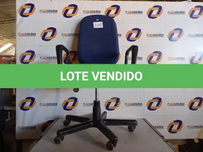 LOTE 309 - 01 CADEIRA COM ESPALDAR ALTO NA COR AZUL COM BASE GIRATORIA. (NO ESTADO) ATENÇÃO! FAZER A VISITAÇÃO ANTES DE ARREMATAR, NÃO SABEMOS SE FUNCIONA. LEILÃO NÃO TEM GARANTIA E NEM DEVOLUÇÃO, SUJEITO A POSSÍVEIS AVARIAS VISÍVEIS/OCULTAS E/OU AUSÊNCIA DE COMPONENTES.