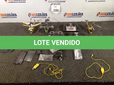 LOTE 186 - 04 CONTROLES E 03 HELICÓPTERO. (NO ESTADO) ATENÇÃO! FAZER A VISITAÇÃO ANTES DE ARREMATAR, NÃO SABEMOS SE FUNCIONA. LEILÃO NÃO TEM GARANTIA E NEM DEVOLUÇÃO, SUJEITO A POSSÍVEIS AVARIAS VISÍVEIS/OCULTAS E/OU AUSÊNCIA DE COMPONENTES.