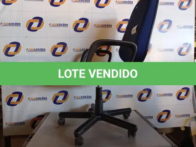 LOTE 307 - 01 CADEIRA COM ESPALDAR ALTO NA COR AZUL COM BASE GIRATORIA. (NO ESTADO) ATENÇÃO! FAZER A VISITAÇÃO ANTES DE ARREMATAR, NÃO SABEMOS SE FUNCIONA. LEILÃO NÃO TEM GARANTIA E NEM DEVOLUÇÃO, SUJEITO A POSSÍVEIS AVARIAS VISÍVEIS/OCULTAS E/OU AUSÊNCIA DE COMPONENTES.