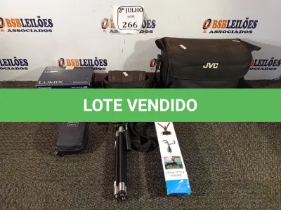 LOTE 266 - 02 CAMERAS FOTOGRAFICAS, 02 TRIPÉS E 01 BOLSA PARA FILMADORA ATENÇÃO! FAZER A VISITAÇÃO ANTES DE ARREMATAR, NÃO SABEMOS SE FUNCIONA. LEILÃO NÃO TEM GARANTIA E NEM DEVOLUÇÃO, SUJEITO A POSSÍVEIS AVARIAS VISÍVEIS/OCULTAS E/OU AUSÊNCIA DE COMPONENTES.