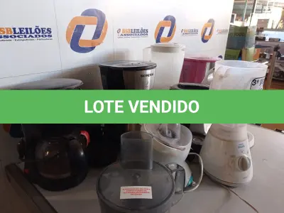LOTE 226 - 01 LOTE COM ITENS DIVERSOS; CAFETEIRAS, BATEDEIRA, LIQUIDIFICADORES, ESPREMEDOR DE FRUTAS. (NO ESTADO) ATENÇÃO! FAZER A VISITAÇÃO ANTES DE ARREMATAR, NÃO SABEMOS SE FUNCIONA. LEILÃO NÃO TEM GARANTIA E NEM DEVOLUÇÃO, SUJEITO A POSSÍVEIS AVARIAS VISÍVEIS/OCULTAS E/OU AUSÊNCIA DE COMPONENTES.