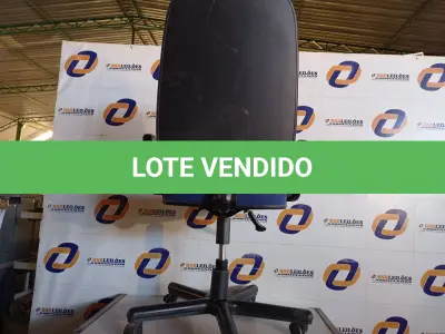 LOTE 308 - 01 CADEIRA COM ESPALDAR ALTO NA COR AZUL COM BASE GIRATORIA. (NO ESTADO) ATENÇÃO! FAZER A VISITAÇÃO ANTES DE ARREMATAR, NÃO SABEMOS SE FUNCIONA. LEILÃO NÃO TEM GARANTIA E NEM DEVOLUÇÃO, SUJEITO A POSSÍVEIS AVARIAS VISÍVEIS/OCULTAS E/OU AUSÊNCIA DE COMPONENTES.