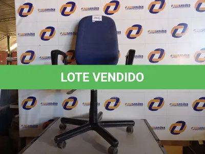 LOTE 306 - 01 CADEIRA COM ESPALDAR ALTO NA COR AZUL COM BASE GIRATORIA. (NO ESTADO) ATENÇÃO! FAZER A VISITAÇÃO ANTES DE ARREMATAR, NÃO SABEMOS SE FUNCIONA. LEILÃO NÃO TEM GARANTIA E NEM DEVOLUÇÃO, SUJEITO A POSSÍVEIS AVARIAS VISÍVEIS/OCULTAS E/OU AUSÊNCIA DE COMPONENTES.