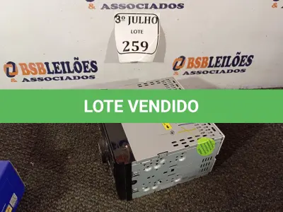 LOTE 259 - 01 APARELHO DE SOM PARA CARRO MARCA CLARION MOD:CX305B (NO ESTADO) ATENÇÃO! FAZER A VISITAÇÃO ANTES DE ARREMATAR, NÃO SABEMOS SE FUNCIONA. LEILÃO NÃO TEM GARANTIA E NEM DEVOLUÇÃO, SUJEITO A POSSÍVEIS AVARIAS VISÍVEIS/OCULTAS E/OU AUSÊNCIA DE COMPONENTES.