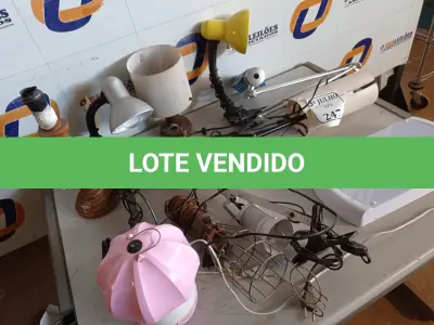 LOTE 247 - 01 LOTE COM LUMINÁRIAS DE MESA DIVERSAS. (NO ESTADO) ATENÇÃO! FAZER A VISITAÇÃO ANTES DE ARREMATAR, NÃO SABEMOS SE FUNCIONA. LEILÃO NÃO TEM GARANTIA E NEM DEVOLUÇÃO, SUJEITO A POSSÍVEIS AVARIAS VISÍVEIS/OCULTAS E/OU AUSÊNCIA DE COMPONENTES.