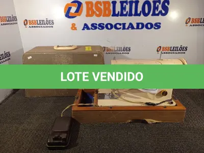 LOTE 191 - 01 MÁQUINA DE COSTURA ANTIGA MARCA SINGER. (NO ESTADO) ATENÇÃO! FAZER A VISITAÇÃO ANTES DE ARREMATAR, NÃO SABEMOS SE FUNCIONA. LEILÃO NÃO TEM GARANTIA E NEM DEVOLUÇÃO, SUJEITO A POSSÍVEIS AVARIAS VISÍVEIS/OCULTAS E/OU AUSÊNCIA DE COMPONENTES.