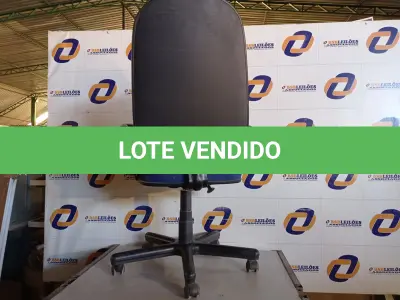LOTE 305 - 01 CADEIRA COM ESPALDAR ALTO NA COR AZUL COM BASE GIRATORIA. (NO ESTADO) ATENÇÃO! FAZER A VISITAÇÃO ANTES DE ARREMATAR, NÃO SABEMOS SE FUNCIONA. LEILÃO NÃO TEM GARANTIA E NEM DEVOLUÇÃO, SUJEITO A POSSÍVEIS AVARIAS VISÍVEIS/OCULTAS E/OU AUSÊNCIA DE COMPONENTES.