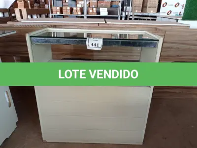 LOTE 441 - 01 EXPOSITOR DE LOJA (NO ESTADO) ATENÇÃO! FAZER A VISITAÇÃO ANTES DE ARREMATAR, NÃO SABEMOS SE FUNCIONA. LEILÃO NÃO TEM GARANTIA E NEM DEVOLUÇÃO, SUJEITO A POSSÍVEIS AVARIAS VISÍVEIS/OCULTAS E/OU AUSÊNCIA DE COMPONENTES.