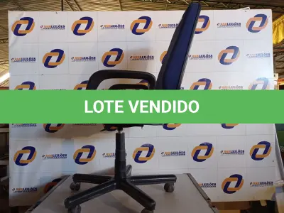 LOTE 306 - 01 CADEIRA COM ESPALDAR ALTO NA COR AZUL COM BASE GIRATORIA. (NO ESTADO) ATENÇÃO! FAZER A VISITAÇÃO ANTES DE ARREMATAR, NÃO SABEMOS SE FUNCIONA. LEILÃO NÃO TEM GARANTIA E NEM DEVOLUÇÃO, SUJEITO A POSSÍVEIS AVARIAS VISÍVEIS/OCULTAS E/OU AUSÊNCIA DE COMPONENTES.