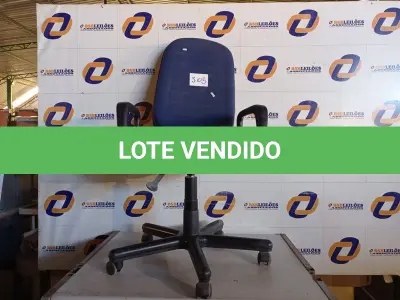 LOTE 305 - 01 CADEIRA COM ESPALDAR ALTO NA COR AZUL COM BASE GIRATORIA. (NO ESTADO) ATENÇÃO! FAZER A VISITAÇÃO ANTES DE ARREMATAR, NÃO SABEMOS SE FUNCIONA. LEILÃO NÃO TEM GARANTIA E NEM DEVOLUÇÃO, SUJEITO A POSSÍVEIS AVARIAS VISÍVEIS/OCULTAS E/OU AUSÊNCIA DE COMPONENTES.
