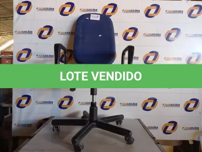 LOTE 308 - 01 CADEIRA COM ESPALDAR ALTO NA COR AZUL COM BASE GIRATORIA. (NO ESTADO) ATENÇÃO! FAZER A VISITAÇÃO ANTES DE ARREMATAR, NÃO SABEMOS SE FUNCIONA. LEILÃO NÃO TEM GARANTIA E NEM DEVOLUÇÃO, SUJEITO A POSSÍVEIS AVARIAS VISÍVEIS/OCULTAS E/OU AUSÊNCIA DE COMPONENTES.
