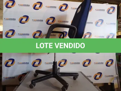 LOTE 309 - 01 CADEIRA COM ESPALDAR ALTO NA COR AZUL COM BASE GIRATORIA. (NO ESTADO) ATENÇÃO! FAZER A VISITAÇÃO ANTES DE ARREMATAR, NÃO SABEMOS SE FUNCIONA. LEILÃO NÃO TEM GARANTIA E NEM DEVOLUÇÃO, SUJEITO A POSSÍVEIS AVARIAS VISÍVEIS/OCULTAS E/OU AUSÊNCIA DE COMPONENTES.