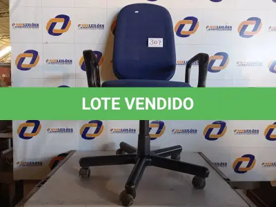 LOTE 307 - 01 CADEIRA COM ESPALDAR ALTO NA COR AZUL COM BASE GIRATORIA. (NO ESTADO) ATENÇÃO! FAZER A VISITAÇÃO ANTES DE ARREMATAR, NÃO SABEMOS SE FUNCIONA. LEILÃO NÃO TEM GARANTIA E NEM DEVOLUÇÃO, SUJEITO A POSSÍVEIS AVARIAS VISÍVEIS/OCULTAS E/OU AUSÊNCIA DE COMPONENTES.