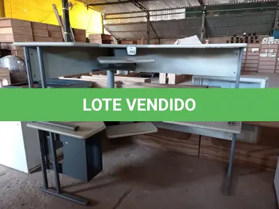 LOTE 442 - 02 MESAS DE CANTO EM MADEIRA (NO ESTADO) ATENÇÃO! FAZER A VISITAÇÃO ANTES DE ARREMATAR, NÃO SABEMOS SE FUNCIONA. LEILÃO NÃO TEM GARANTIA E NEM DEVOLUÇÃO, SUJEITO A POSSÍVEIS AVARIAS VISÍVEIS/OCULTAS E/OU AUSÊNCIA DE COMPONENTES.