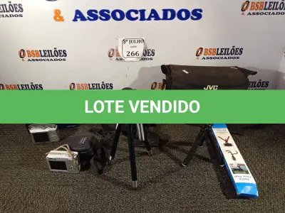 LOTE 266 - 02 CAMERAS FOTOGRAFICAS, 02 TRIPÉS E 01 BOLSA PARA FILMADORA ATENÇÃO! FAZER A VISITAÇÃO ANTES DE ARREMATAR, NÃO SABEMOS SE FUNCIONA. LEILÃO NÃO TEM GARANTIA E NEM DEVOLUÇÃO, SUJEITO A POSSÍVEIS AVARIAS VISÍVEIS/OCULTAS E/OU AUSÊNCIA DE COMPONENTES.