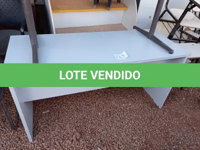 LOTE 313 - 02 MESAS PARA ESCRITÓRIO. (NO ESTADO) ATENÇÃO! FAZER A VISITAÇÃO ANTES DE ARREMATAR, NÃO SABEMOS SE FUNCIONA. LEILÃO NÃO TEM GARANTIA E NEM DEVOLUÇÃO, SUJEITO A POSSÍVEIS AVARIAS VISÍVEIS/OCULTAS E/OU AUSÊNCIA DE COMPONENTES.