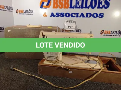 LOTE 191 - 01 MÁQUINA DE COSTURA ANTIGA MARCA SINGER. (NO ESTADO) ATENÇÃO! FAZER A VISITAÇÃO ANTES DE ARREMATAR, NÃO SABEMOS SE FUNCIONA. LEILÃO NÃO TEM GARANTIA E NEM DEVOLUÇÃO, SUJEITO A POSSÍVEIS AVARIAS VISÍVEIS/OCULTAS E/OU AUSÊNCIA DE COMPONENTES.