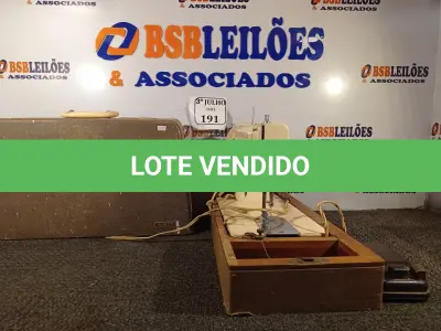 LOTE 191 - 01 MÁQUINA DE COSTURA ANTIGA MARCA SINGER. (NO ESTADO) ATENÇÃO! FAZER A VISITAÇÃO ANTES DE ARREMATAR, NÃO SABEMOS SE FUNCIONA. LEILÃO NÃO TEM GARANTIA E NEM DEVOLUÇÃO, SUJEITO A POSSÍVEIS AVARIAS VISÍVEIS/OCULTAS E/OU AUSÊNCIA DE COMPONENTES.