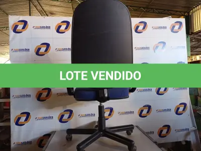 LOTE 307 - 01 CADEIRA COM ESPALDAR ALTO NA COR AZUL COM BASE GIRATORIA. (NO ESTADO) ATENÇÃO! FAZER A VISITAÇÃO ANTES DE ARREMATAR, NÃO SABEMOS SE FUNCIONA. LEILÃO NÃO TEM GARANTIA E NEM DEVOLUÇÃO, SUJEITO A POSSÍVEIS AVARIAS VISÍVEIS/OCULTAS E/OU AUSÊNCIA DE COMPONENTES.