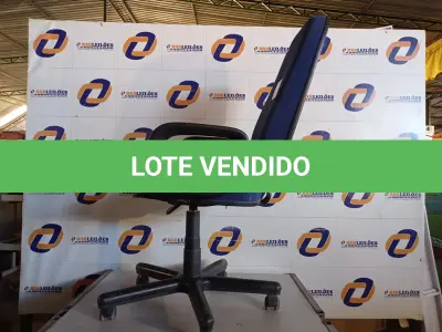LOTE 305 - 01 CADEIRA COM ESPALDAR ALTO NA COR AZUL COM BASE GIRATORIA. (NO ESTADO) ATENÇÃO! FAZER A VISITAÇÃO ANTES DE ARREMATAR, NÃO SABEMOS SE FUNCIONA. LEILÃO NÃO TEM GARANTIA E NEM DEVOLUÇÃO, SUJEITO A POSSÍVEIS AVARIAS VISÍVEIS/OCULTAS E/OU AUSÊNCIA DE COMPONENTES.