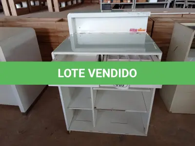LOTE 440 - 01 BALCÃO CAIXA EM MADEIRA (NO ESTADO) ATENÇÃO! FAZER A VISITAÇÃO ANTES DE ARREMATAR, NÃO SABEMOS SE FUNCIONA. LEILÃO NÃO TEM GARANTIA E NEM DEVOLUÇÃO, SUJEITO A POSSÍVEIS AVARIAS VISÍVEIS/OCULTAS E/OU AUSÊNCIA DE COMPONENTES.