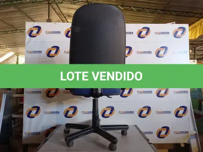 LOTE 306 - 01 CADEIRA COM ESPALDAR ALTO NA COR AZUL COM BASE GIRATORIA. (NO ESTADO) ATENÇÃO! FAZER A VISITAÇÃO ANTES DE ARREMATAR, NÃO SABEMOS SE FUNCIONA. LEILÃO NÃO TEM GARANTIA E NEM DEVOLUÇÃO, SUJEITO A POSSÍVEIS AVARIAS VISÍVEIS/OCULTAS E/OU AUSÊNCIA DE COMPONENTES.