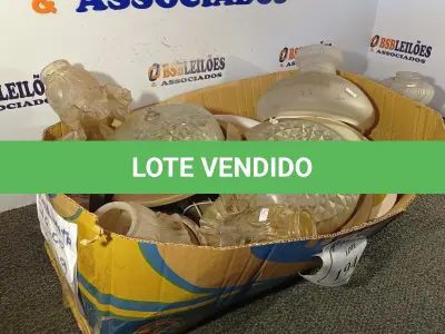 LOTE 194 - 01 LOTE COM LUMINÁRIAS EM VIDRO DIVERSAS (NO ESTADO). ATENÇÃO! FAZER A VISITAÇÃO ANTES DE ARREMATAR, NÃO SABEMOS SE FUNCIONA. LEILÃO NÃO TEM GARANTIA E NEM DEVOLUÇÃO, SUJEITO A POSSÍVEIS AVARIAS VISÍVEIS/OCULTAS E/OU AUSÊNCIA DE COMPONENTES.