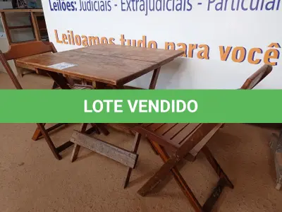 LOTE 070 - 01 MESA EM MADEIRA COM 02 CADEIRAS DOBRÁVEL COM AVARIAS. (NO ESTADO) ATENÇÃO! FAZER A VISITAÇÃO ANTES DE ARREMATAR, NÃO SABEMOS SE FUNCIONA. LEILÃO NÃO TEM GARANTIA E NEM DEVOLUÇÃO, SUJEITO A POSSÍVEIS AVARIAS VISÍVEIS/OCULTAS E/OU AUSÊNCIA DE COMPONENTES.