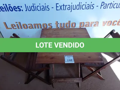 LOTE 240 - 01 MESA COM 02 CADEIRAS EM MADEIRA. (NO ESTADO) ATENÇÃO! FAZER A VISITAÇÃO ANTES DE ARREMATAR, NÃO SABEMOS SE FUNCIONA. LEILÃO NÃO TEM GARANTIA E NEM DEVOLUÇÃO, SUJEITO A POSSÍVEIS AVARIAS VISÍVEIS/OCULTAS E/OU AUSÊNCIA DE COMPONENTES.