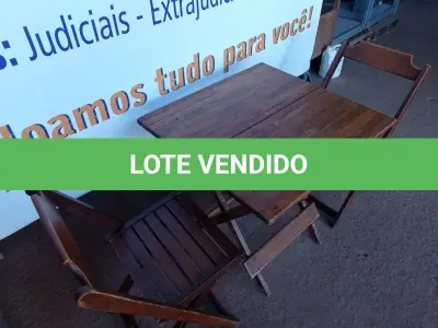 LOTE 100 - 01 MESA EM MADEIRA COM 02 CADEIRAS DOBRÁVEL COM AVARIAS. (NO ESTADO) ATENÇÃO! FAZER A VISITAÇÃO ANTES DE ARREMATAR, NÃO SABEMOS SE FUNCIONA. LEILÃO NÃO TEM GARANTIA E NEM DEVOLUÇÃO, SUJEITO A POSSÍVEIS AVARIAS VISÍVEIS/OCULTAS E/OU AUSÊNCIA DE COMPONENTES.