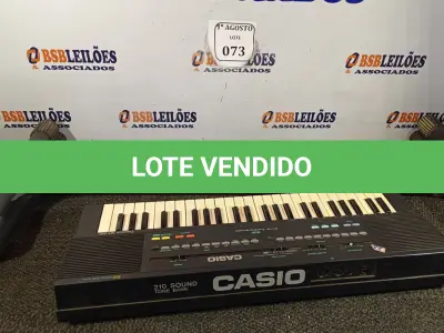 LOTE 073 - 01 TECLADO CASIO COM TRIPÉ. (NO ESTADO) ATENÇÃO! FAZER A VISITAÇÃO ANTES DE ARREMATAR, NÃO SABEMOS SE FUNCIONA. LEILÃO NÃO TEM GARANTIA E NEM DEVOLUÇÃO, SUJEITO A POSSÍVEIS AVARIAS VISÍVEIS/OCULTAS E/OU AUSÊNCIA DE COMPONENTES.