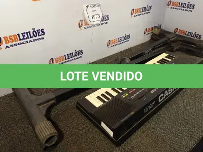 LOTE 073 - 01 TECLADO CASIO COM TRIPÉ. (NO ESTADO) ATENÇÃO! FAZER A VISITAÇÃO ANTES DE ARREMATAR, NÃO SABEMOS SE FUNCIONA. LEILÃO NÃO TEM GARANTIA E NEM DEVOLUÇÃO, SUJEITO A POSSÍVEIS AVARIAS VISÍVEIS/OCULTAS E/OU AUSÊNCIA DE COMPONENTES.