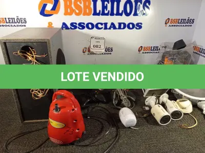 LOTE 082 - 02 CAIXAS DE SOM, 01 INFLADOR PARA BALÕES, 02 LUMINÁRIAS, 04 CÂMERAS, 02 CONTROLES PARA GAME E 01 MACACÃO. (NO ESTADO) ATENÇÃO! FAZER A VISITAÇÃO ANTES DE ARREMATAR, NÃO SABEMOS SE FUNCIONA. LEILÃO NÃO TEM GARANTIA E NEM DEVOLUÇÃO, SUJEITO A POSSÍVEIS AVARIAS VISÍVEIS/OCULTAS E/OU AUSÊNCIA DE COMPONENTES.