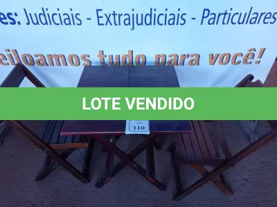 LOTE 110 - 01 MESA EM MADEIRA COM 02 CADEIRAS DOBRÁVEL COM AVARIAS. (NO ESTADO) ATENÇÃO! FAZER A VISITAÇÃO ANTES DE ARREMATAR, NÃO SABEMOS SE FUNCIONA. LEILÃO NÃO TEM GARANTIA E NEM DEVOLUÇÃO, SUJEITO A POSSÍVEIS AVARIAS VISÍVEIS/OCULTAS E/OU AUSÊNCIA DE COMPONENTES.