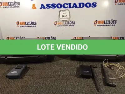 LOTE 041 - 02 MALETAS COM TRANSMISSORES, SENDO 01 COM MICROFONE LAPELA. (NO ESTADO) ATENÇÃO! FAZER A VISITAÇÃO ANTES DE ARREMATAR, NÃO SABEMOS SE FUNCIONA. LEILÃO NÃO TEM GARANTIA E NEM DEVOLUÇÃO, SUJEITO A POSSÍVEIS AVARIAS VISÍVEIS/OCULTAS E/OU AUSÊNCIA DE COMPONENTES.
