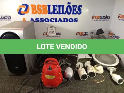 LOTE 082 - 02 CAIXAS DE SOM, 01 INFLADOR PARA BALÕES, 02 LUMINÁRIAS, 04 CÂMERAS, 02 CONTROLES PARA GAME E 01 MACACÃO. (NO ESTADO) ATENÇÃO! FAZER A VISITAÇÃO ANTES DE ARREMATAR, NÃO SABEMOS SE FUNCIONA. LEILÃO NÃO TEM GARANTIA E NEM DEVOLUÇÃO, SUJEITO A POSSÍVEIS AVARIAS VISÍVEIS/OCULTAS E/OU AUSÊNCIA DE COMPONENTES.