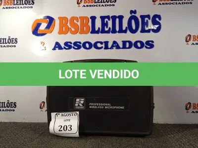 LOTE 203 - 01 MALETA COM 01 TRANSMISSOR E 01 MICROFONE SEM FIO. (NO ESTADO) ATENÇÃO! FAZER A VISITAÇÃO ANTES DE ARREMATAR, NÃO SABEMOS SE FUNCIONA. LEILÃO NÃO TEM GARANTIA E NEM DEVOLUÇÃO, SUJEITO A POSSÍVEIS AVARIAS VISÍVEIS/OCULTAS E/OU AUSÊNCIA DE COMPONENTES.
