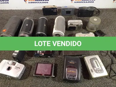 LOTE 051 - 01 LOTE COM CÂMERAS DIGITAL E CAIXINHAS DE SOM DIVERSAS. (NO ESTADO) ATENÇÃO! FAZER A VISITAÇÃO ANTES DE ARREMATAR, NÃO SABEMOS SE FUNCIONA. LEILÃO NÃO TEM GARANTIA E NEM DEVOLUÇÃO, SUJEITO A POSSÍVEIS AVARIAS VISÍVEIS/OCULTAS E/OU AUSÊNCIA DE COMPONENTES.