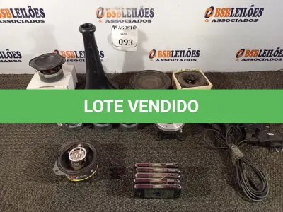 LOTE 093 - 01 CAIXA COM PEQUENOS AUTO-FALANTES, 05 APARELHOS CELULARES LG COM CARREGADOR. (NO ESTADO) ATENÇÃO! FAZER A VISITAÇÃO ANTES DE ARREMATAR, NÃO SABEMOS SE FUNCIONA. LEILÃO NÃO TEM GARANTIA E NEM DEVOLUÇÃO, SUJEITO A POSSÍVEIS AVARIAS VISÍVEIS/OCULTAS E/OU AUSÊNCIA DE COMPONENTES.