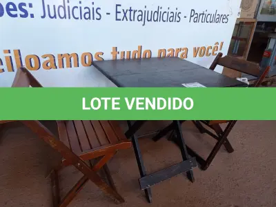 LOTE 200 - 01 MESA EM MADEIRA COM 02 CADEIRAS DOBRÁVEL COM AVARIAS. (NO ESTADO) ATENÇÃO! FAZER A VISITAÇÃO ANTES DE ARREMATAR, NÃO SABEMOS SE FUNCIONA. LEILÃO NÃO TEM GARANTIA E NEM DEVOLUÇÃO, SUJEITO A POSSÍVEIS AVARIAS VISÍVEIS/OCULTAS E/OU AUSÊNCIA DE COMPONENTES.