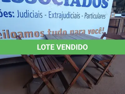 LOTE 260 - 01 MESA COM 02 CADEIRAS EM MADEIRA. (NO ESTADO) ATENÇÃO! FAZER A VISITAÇÃO ANTES DE ARREMATAR, NÃO SABEMOS SE FUNCIONA. LEILÃO NÃO TEM GARANTIA E NEM DEVOLUÇÃO, SUJEITO A POSSÍVEIS AVARIAS VISÍVEIS/OCULTAS E/OU AUSÊNCIA DE COMPONENTES.